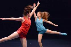 Vorschaubild der Kategorie :Paula Rosolen_AEROBICS ! EIN BALLETT IN 3 AKTEN