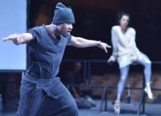 <http://www.fotofisch-berlin.de - Gintersdorfer/Klaßen_EXORZIEREN STATT EXERZIEREN