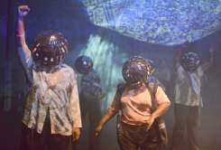 <http://www.fotofisch-berlin.de - Simone Dede Ayivi_SOLIDARITÄTSSTÜCK